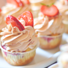 Erdbeer Cupcakes mit Vanille-Pudding-Butter Frosting [#ichbacksmir]