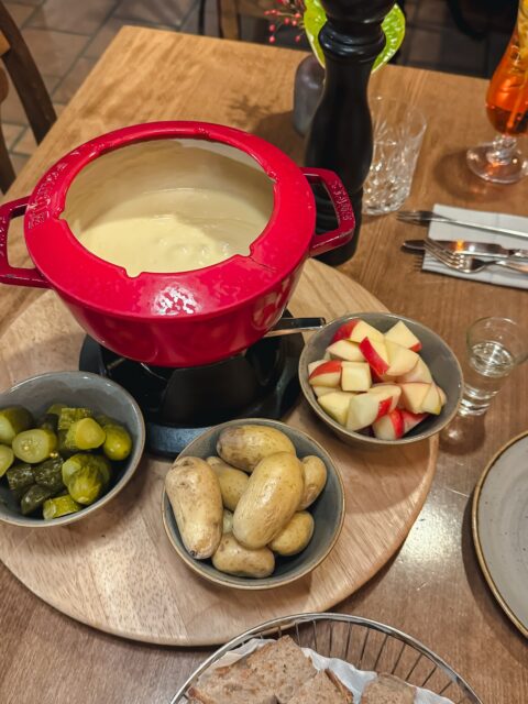 Käsefondue in Vals 🫕 Die Käsemischung vom Hotel Glenner war top und schmeckte kaum nach Alkohol, wie es manchmal der Fall sein kann. Sehr zu empfehlen. 👌🏼
#selbstbezahltundfürgutbefunden