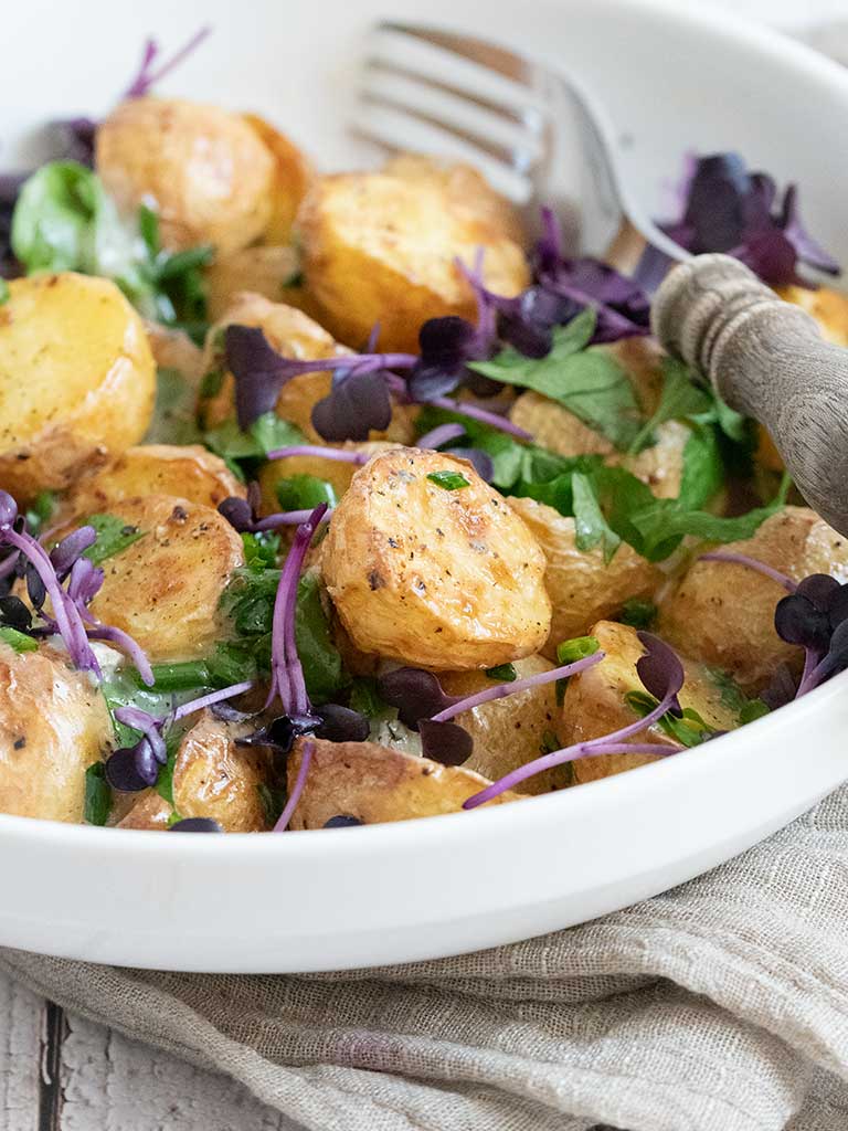 Lauwarmer Röstkartoffelsalat mit Gorgonzola aus der Heißluftfritteuse ...