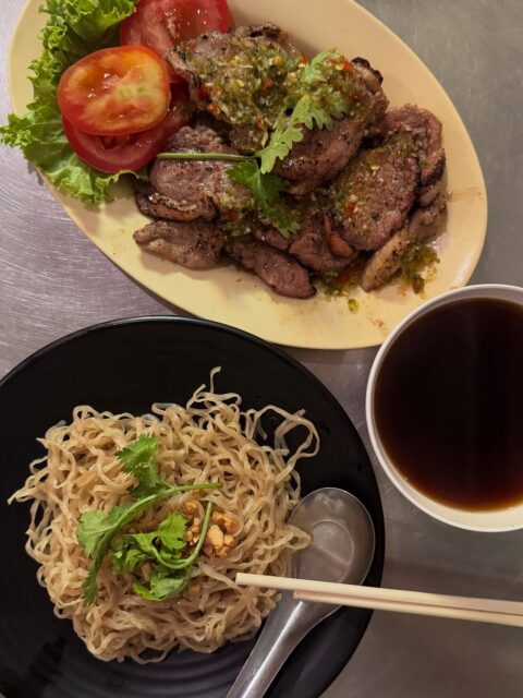 Gegrillte Ente mit Nudeln (Signature Dish)- absolute Empfehlung in der Nähe vom Sampheng Market in Chinatown Bangkok. 
.
.
.
#foodie #thailand2025 #bangkokfood