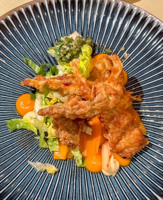 Dinner im @spielwegromantikhotel mit @bookbutterflies_travel & @matsw96 🦊
.
Gebackene Austernpilze mit Honig-Sesam-Lack, dazu hausgemachtes Kürbis-Karotten-Kimchi,
Kürbispüree und roter Shiso // 23

Auf der Haut gebratene Französiche Perlhuhnbrust mit grünen Bohnen, sautierten Champignons,
Morcheln und feine Butter-Nüdele, dazu Hummerschaum und Rahm-Jus // 38

Karamellisiertes, weißes Schokoladen-Parfait mit Kokos-Panna Cotta,
Passionsfrucht-Praline und Tom Kha Eis // 16
.
#schwarzwald #münstertal #foodie #qualitytime