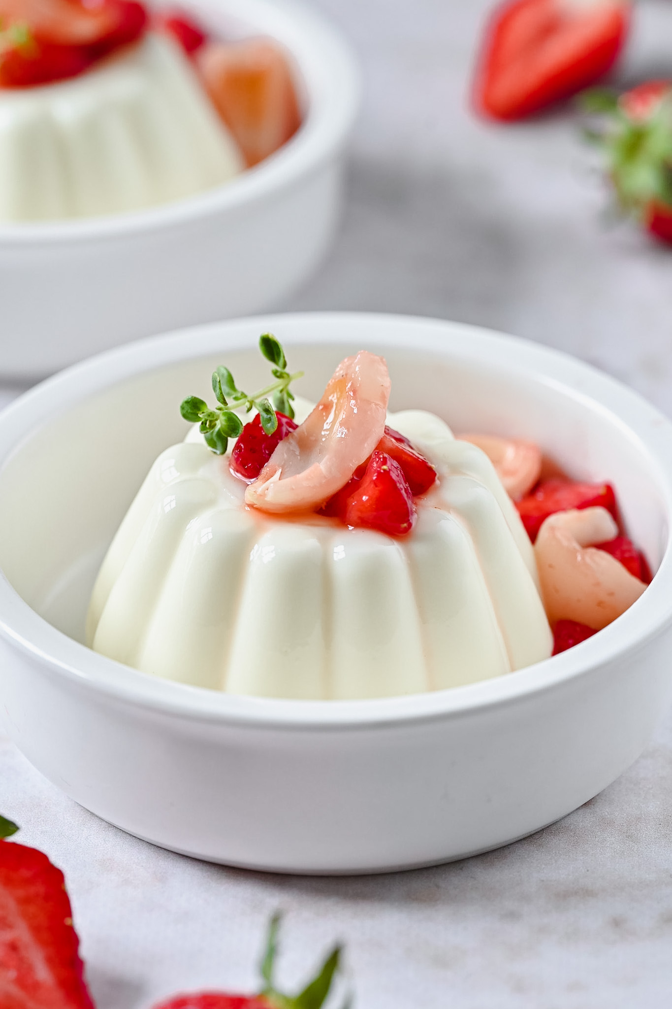 Litschi Panna Cotta mit marinierten Vanille Erdbeeren